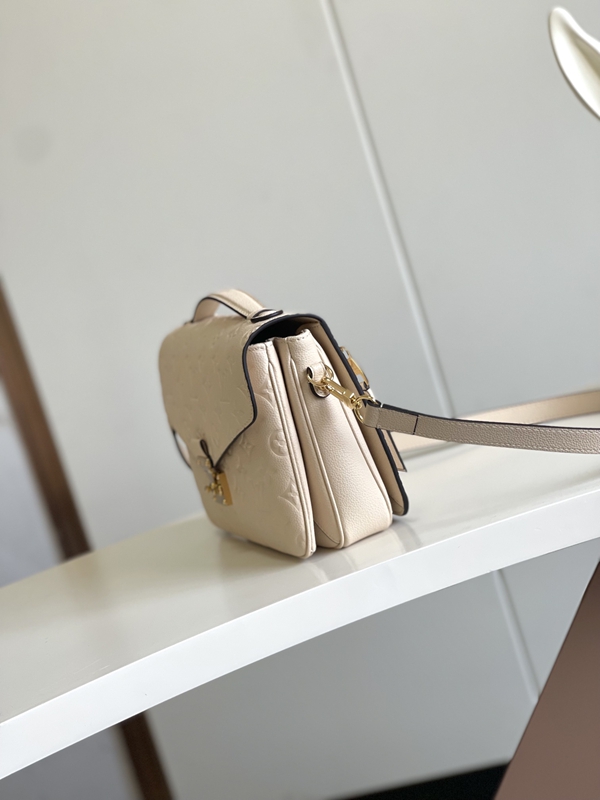 ルイヴィトンバッグ背面デザイン